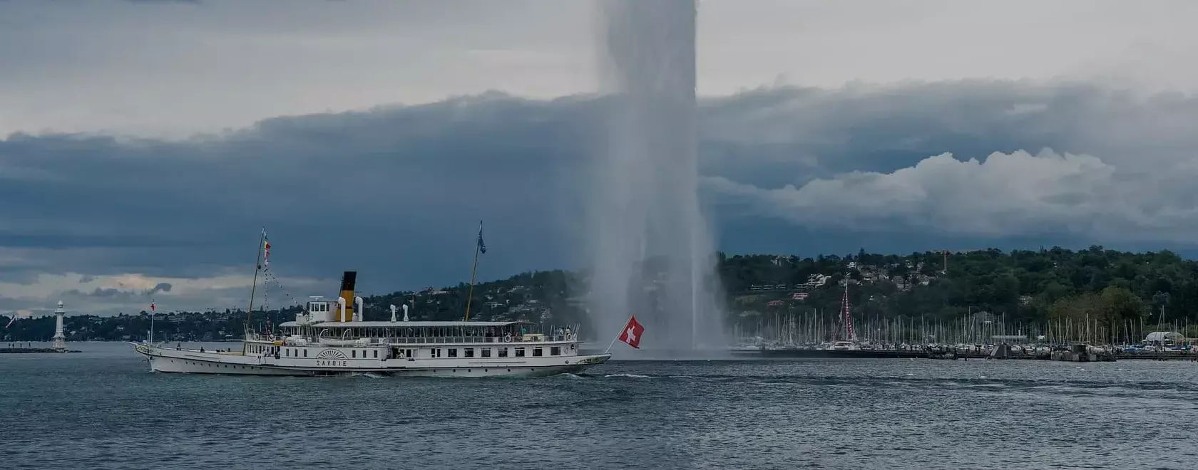 View of the Geneva Lake. Transfers from Geneva to Ski Resorts.